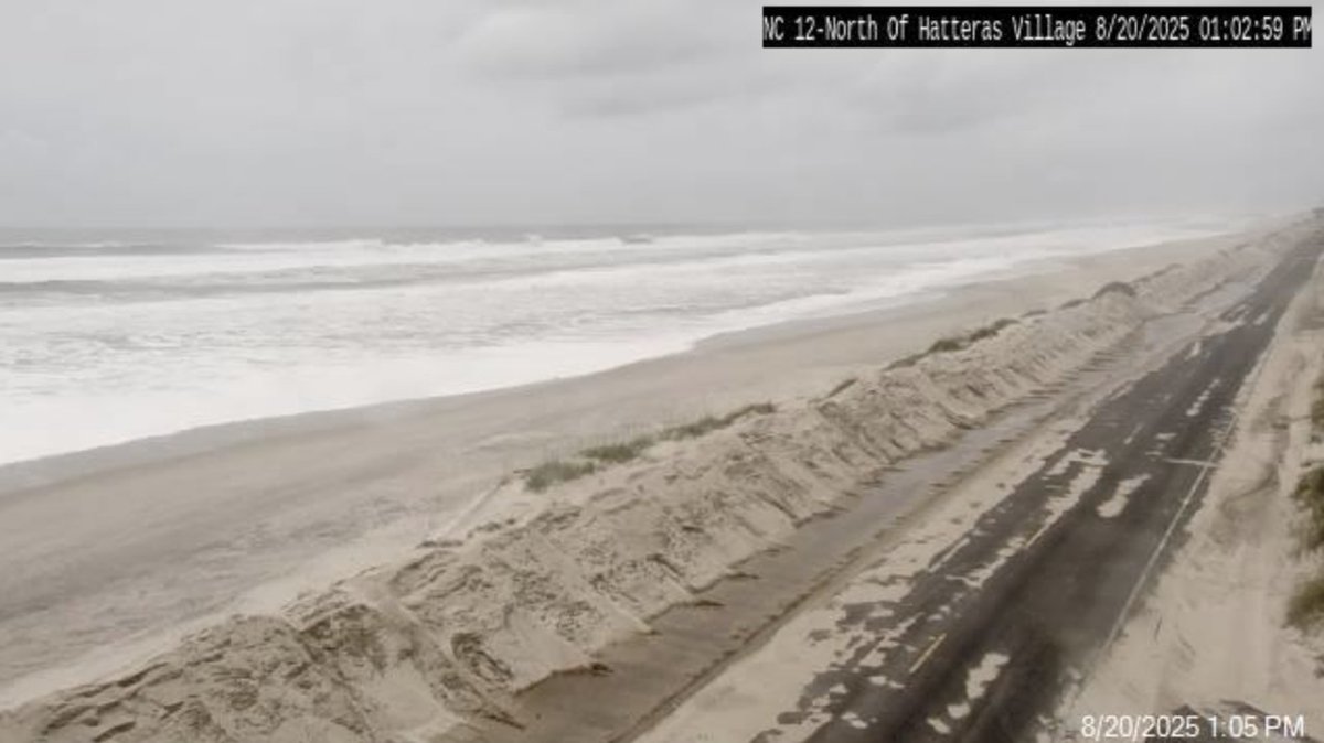 LiveCamChaser's tweet image. Wow! Here's a 5hr difference from the NC12 Traffic Cam in Hatteras, #NorthCarolina today as #HurricaneErin and High Tide cover the highway. 😯 #ncwx #erin @NWSMoreheadCity