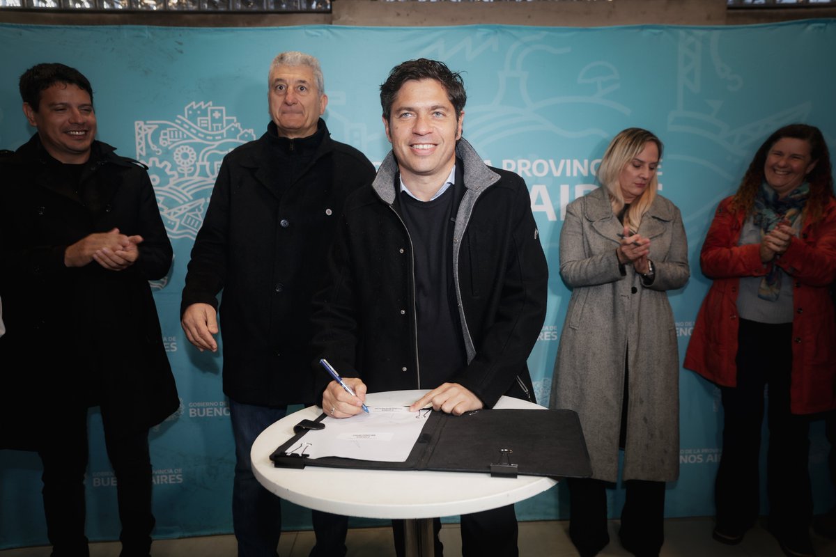 También firmamos convenios para realizar obras muy esperadas en Villa Gesell, como la finalización de 28 viviendas en el barrio Unicornio, la construcción de un edificio para la Secundaria N° 5 y la licitación de la primera etapa del Hospital Sub Zonal de Alta Complejidad.