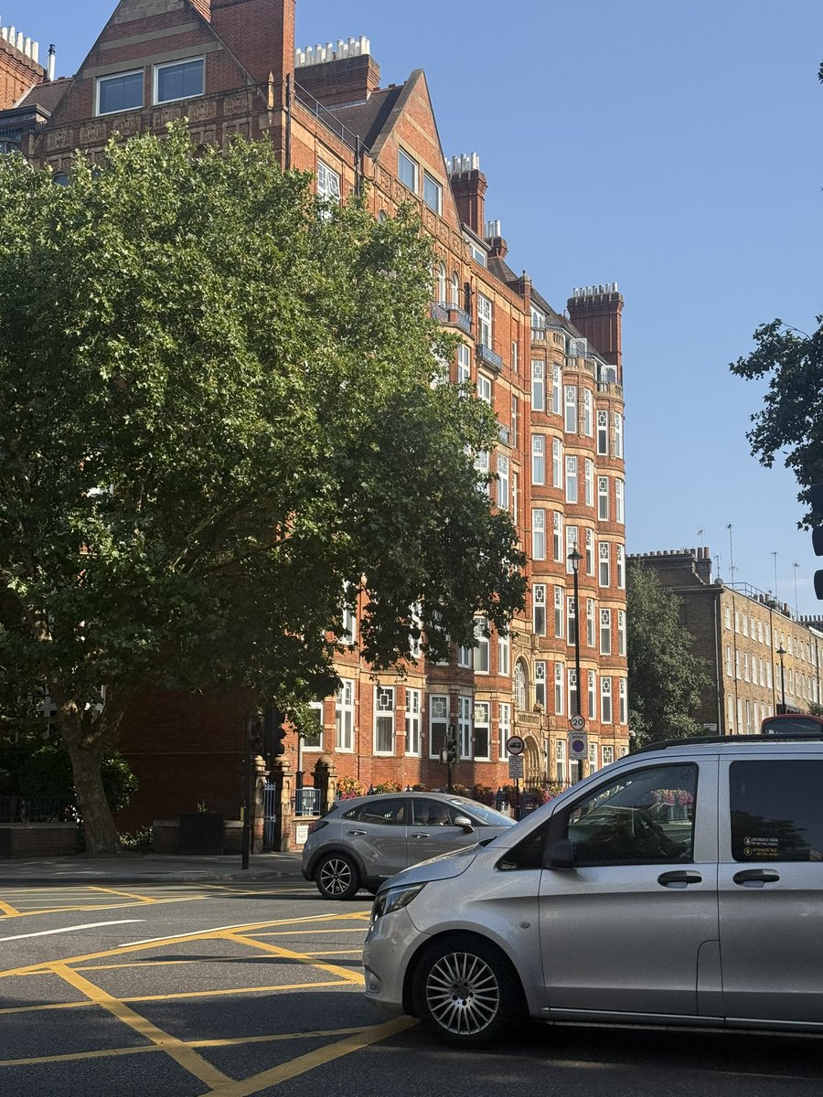 abba_00's tweet photo. لندن ترد الروح ♥️🇬🇧 https://t.co/fs2zeWu1dN