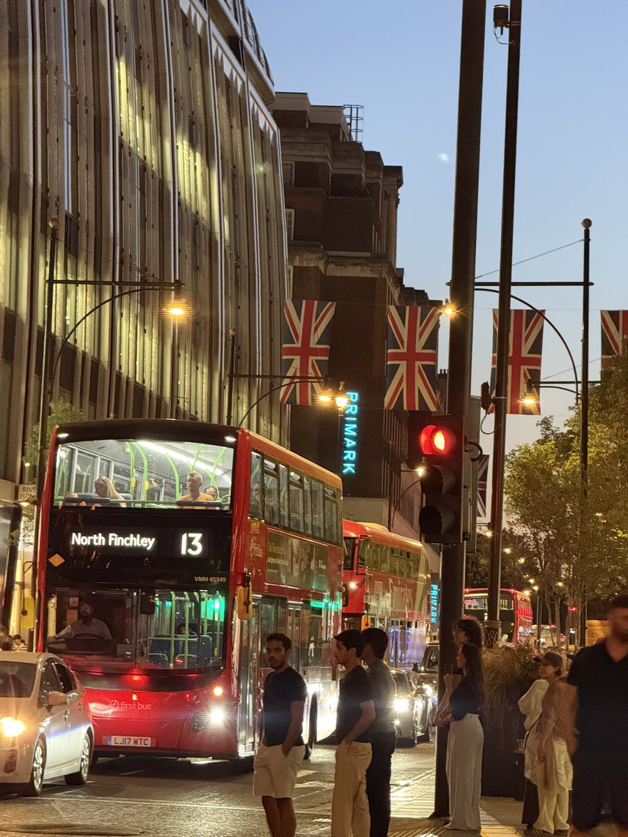 abba_00's tweet photo. لندن ترد الروح ♥️🇬🇧 https://t.co/fs2zeWu1dN