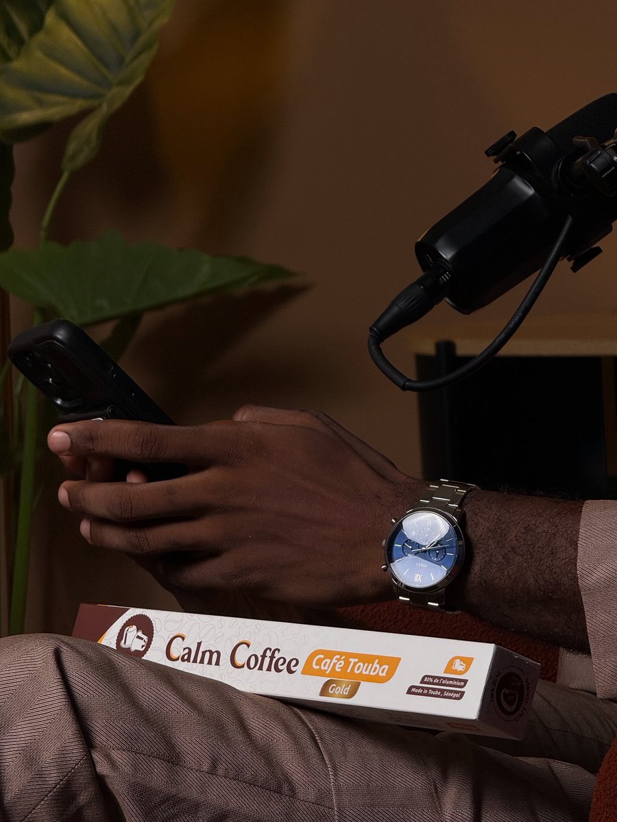 Calm Coffee, c’est plus qu’un café.
C’est une pause élégante, un instant où le temps semble ralentir.

Dans chaque capsule, il y a la chaleur d’une tradition et la force d’une passion.

Un café qui accompagne vos moments de réflexion, vos rêves et vos réussites.

Parce qu’une