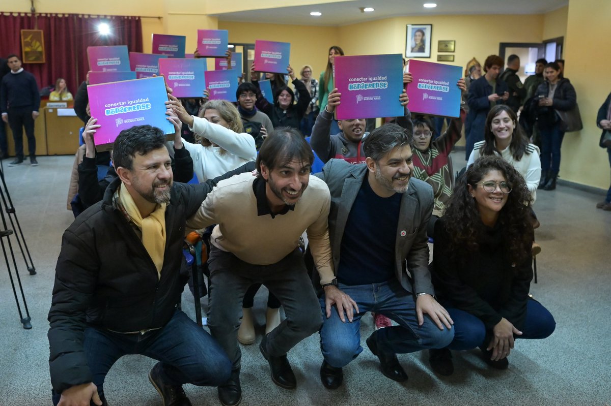 ¡52 estudiantes de Punta Indio que recibieron sus netbooks de #ConectarIgualdadBonaerense!

El ministro <a href="/Carli_Bianco/">Carli Bianco</a>, el intendente David Angueira y la directora ejecutiva del OPISU <a href="/barriosromi/">Romina Barrios</a> entregaron computadoras a alumnos de 5 escuelas de educación rural y especial.