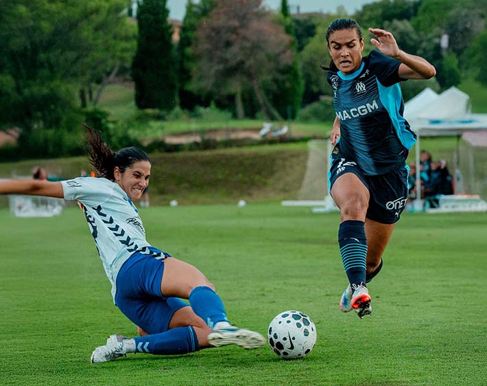 MassaliaLive's tweet photo. Match amical sous haute tension entre l'@OMfeminines et le @CEEuropa lors du stage en Espagne.
Les Olympiennes l'emportent 2-1 lors d'une rencontre émaillée d'incidents, dont une bagarre finale.
#TeamOM #CEEOM
L'article sur @MassaliaLive
https://t.co/zvpQW6WsWo https://t.co/em91qwMLUT