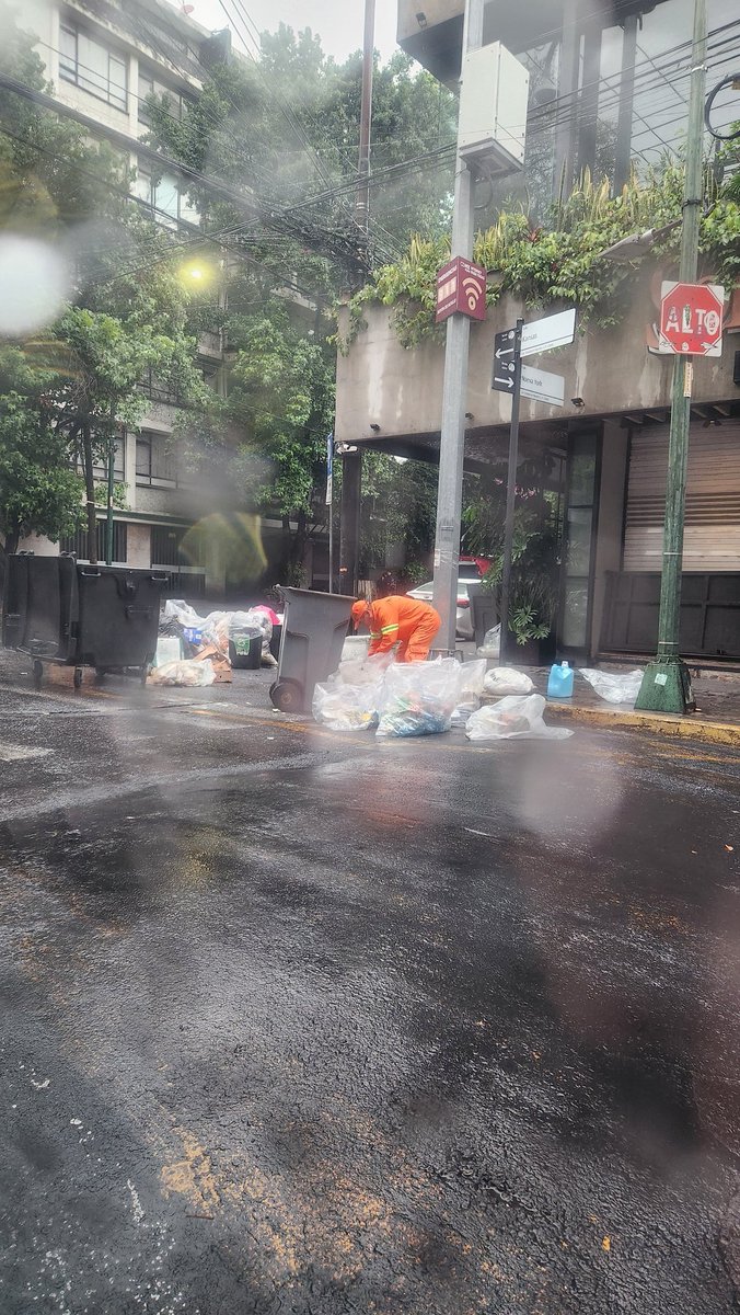Alv77721's tweet photo. @AccionesBJ  @AlcaldiaBJ @BJAlcaldia @LuisMendozaBJ 

POR FAVOR URGENTE, TODAS LAS MAÑANAS ES UN TIRADERO Y AREA DE RECOLECCION EN PLENA CALLE Y BANQUETA. FOCO DE INFECCION Y ESTORBA PASO PEATONAL. 

ESQUINA SONORA GRILL NAPOLES Y LA IMPERIAL. 

CALLE KANSAS ESQUINA NUEVA YORK. https://t.co/UjD3hKhJrn