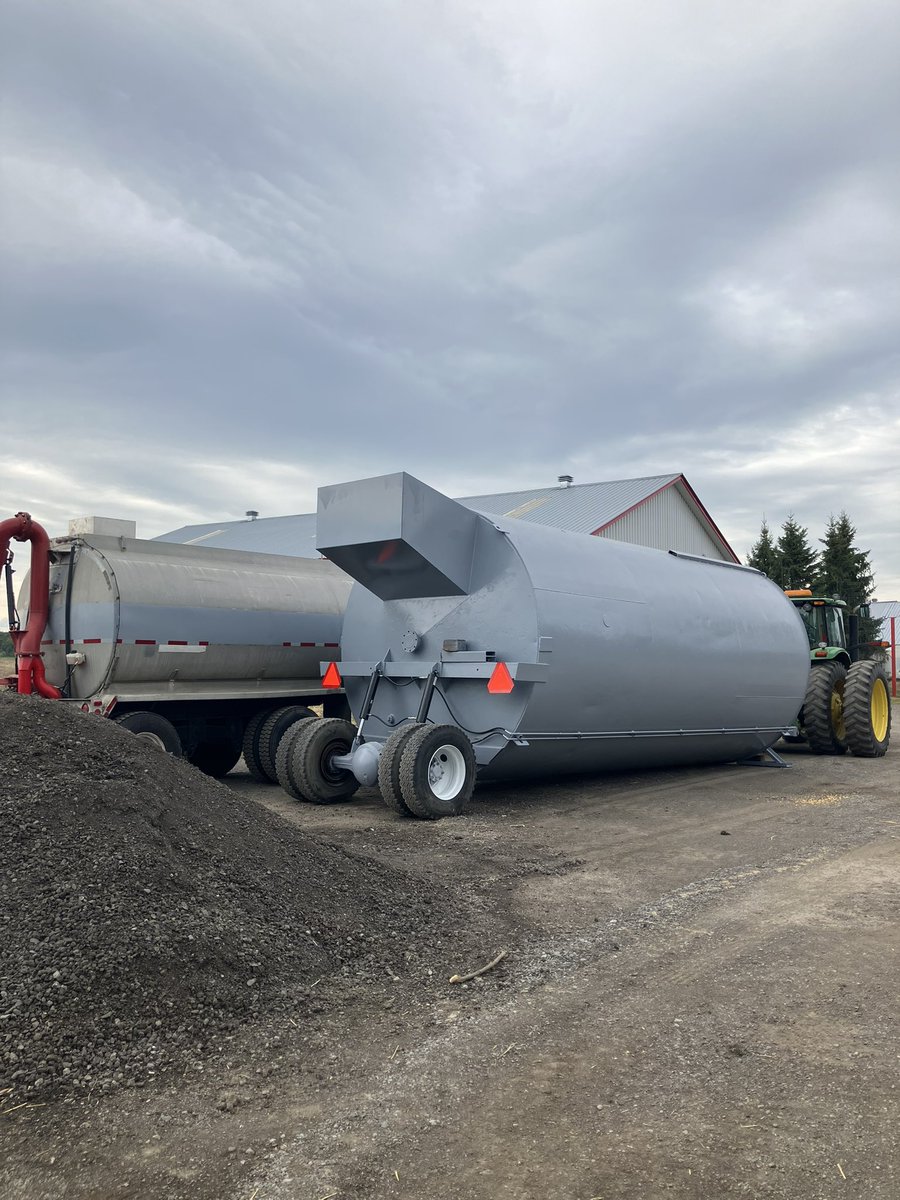 Finalisation de la Frac-tank de 15 000 gallons. On a bricolé ça dans le mois de Mai pendant le rain delay de 10 jours. On va pouvoir épandre du lisier à la dragline dans nos champs les plus loin. 🐷💩