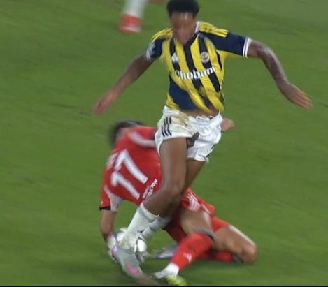 Transfer_X1's tweet photo. Sen nasıl icardiyle dalga geçiyon be hocam bu nedir ya
#FBvSLB #dalga #Fenerbahçe #osterwolde https://t.co/x1THM1sVqc