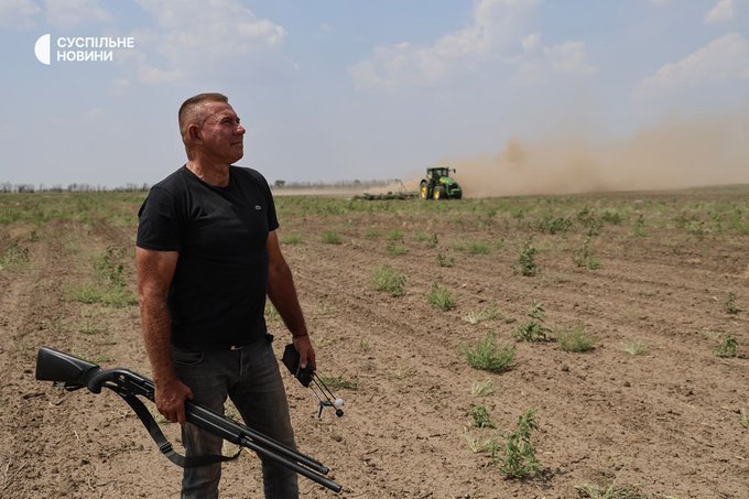 Wild how an average conservative American is so brainwashed, he sees a photo of a Ukrainian farmer from Kherson and thinks: “This woke Soros puppet must be stopped.”