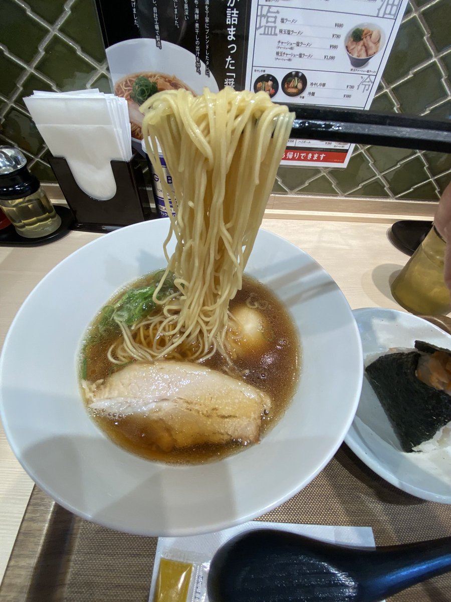 hirogenom's tweet photo. 松太郎　新宿小滝橋通り店
味玉醤油ラーメン+おにぎり鮭 https://t.co/Ca4gNVr2K6
