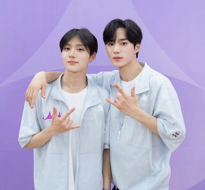 [NOW&amp;READY📷]  pode ir pra final com roupa do treino?? pois para os nana&amp;rafah pode!! chegaram pra bater palma e bater prato também

#TheRedGarden