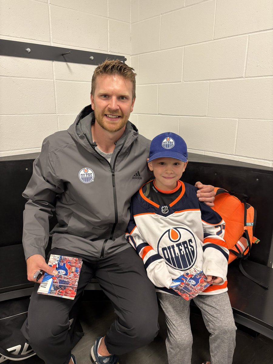 HUGE thank-you to Edmonton Oilers defensemen @brettkulak77 for stopping by the Canmore Eagles Hockey School this afternoon to share some knowledge, take a few photos and sign some autographs for the kids!

#bowvalleybestvalley #edmontonoilers #ajhl