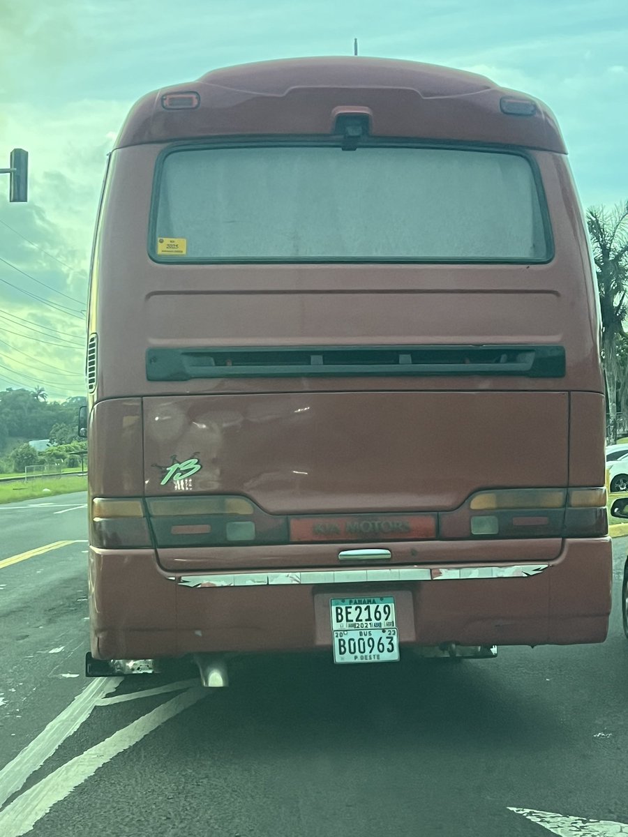 Pliniomaure's tweet photo. Todos los días en Clayton, buses que bloquean la vía para después “adelantarse” @ATTTPanama @policiadepanama @Mayer https://t.co/GqdnQultpG