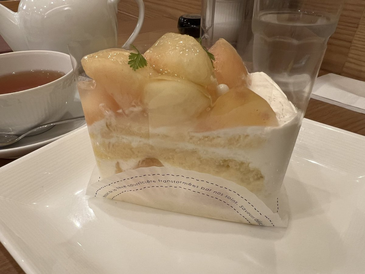 muse_chat1's tweet photo. こんにちは☀️
立秋過ぎても連日の猛暑
桃のショートケーキが食べ���くてDucky Duckへ
紅茶は茜屋オリジナルブレンド　バラの香りがしました🌿

水分補給をしっかり
気をつけてお過ごしください

#お出かけ茶 https://t.co/JMgXSEtyjA