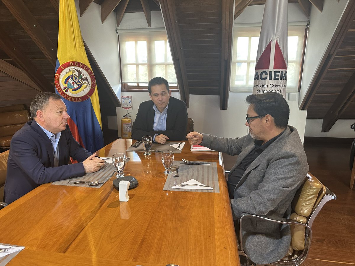 CiroARodriguezP's tweet photo. En reunión con presidente de @ACIEM_Oficial Ing. Carlos Cárdenas y Ing. Daniel Medina revisamos iniciativas legislativas para fortalecer el sector eléctrico y de TIC en Colombia. Nuestro propósito: impulsar marcos normativos modernos, innovadores y sostenibles. https://t.co/huIyuiyVWo