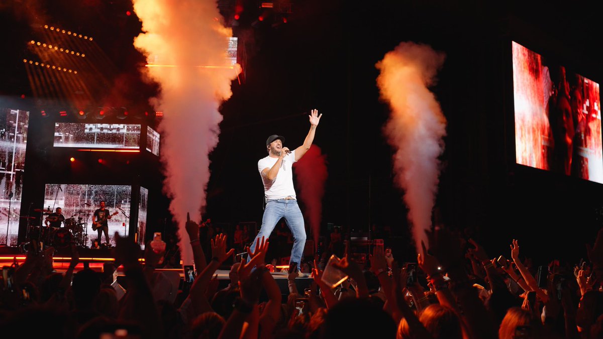 LukeBryan__p's tweet photo. ❤🇺🇸🇺🇸 #CountrySongCameOnTour https://t.co/3Js1KQoJSO