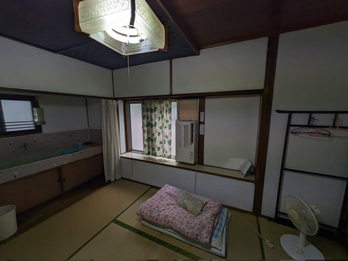 Photo by nomugi-松本産の旅人- 九州旅1日目の宿は熊本市中央区の「松藤旅館」。元連れ込み宿らしく、熊本中心部・上通アーケードのすぐ脇にひっそりと佇んでいる。「古い建物ですけどいいですか?うちのお風呂、シャワー無いんですけど...」と終始心配してくれた女将さんがとても温かい。
1泊2000円(浴室使用料+200円)。 https://t.co/nohUmSggUG