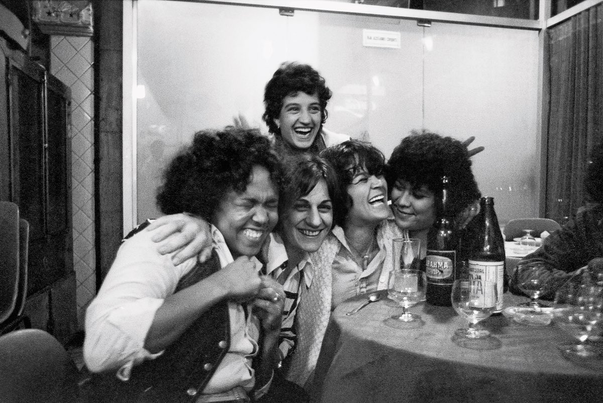 heroinadolixo's tweet image. o estilo das lesbicas no ferro’s bar em 1978  por rosa gauditano pra revista veja… coisa linda essas fotos