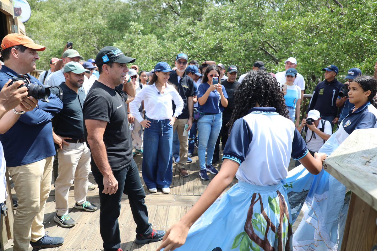 AlejandroChar's tweet photo. Además, agradecemos a la junta directiva de líderes mundiales de Audubon por el reconocimiento que recibiremos como Audubon Conservation Champions, un sello que nos distingue por proteger la ciénaga y ofrecer un verdadero aeropuerto y hotel 5 estrellas para las aves migratorias. 

Las aves nos unen, y en Barranquilla seguimos mostrándole al mundo nuestra apuesta por la naturaleza, la educación y el turismo sostenible. 👏🏼
