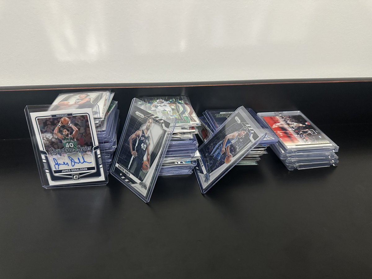 CJ_Cards2's tweet image. 161 cards for $100 shipped this is an insane deal im just moving to college tomorrow so i gotta sell this i have no space for it