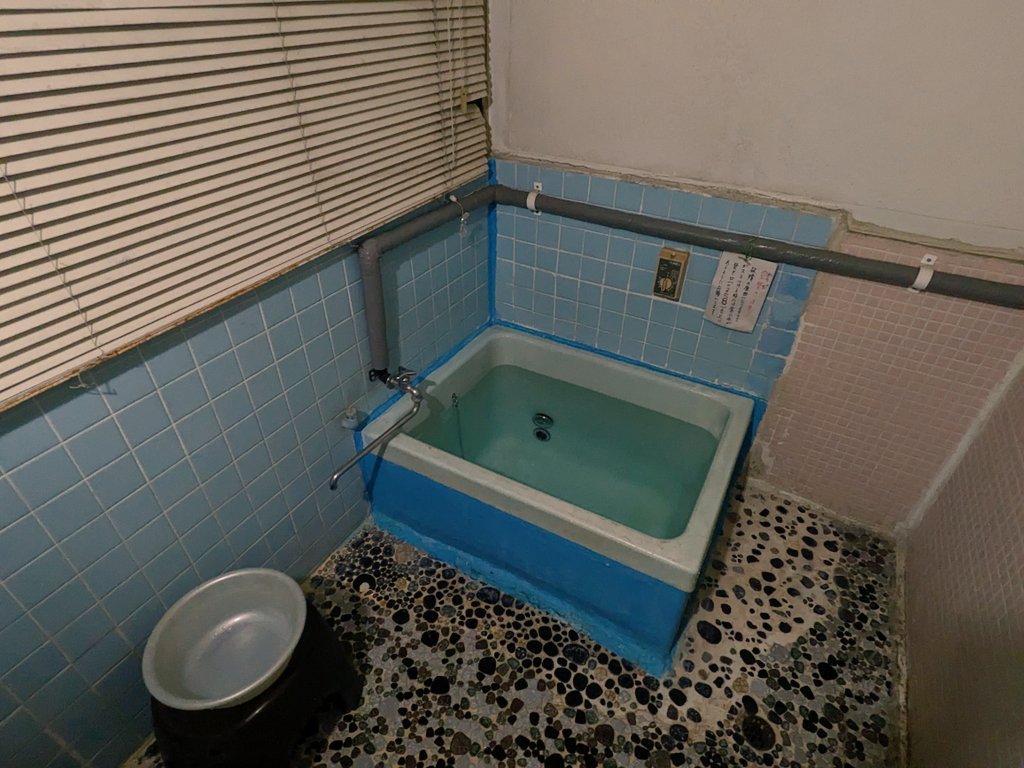 Photo by nomugi-松本産の旅人- 九州旅1日目の宿は熊本市中央区の「松藤旅館」。元連れ込み宿らしく、熊本中心部・上通アーケードのすぐ脇にひっそりと佇んでいる。「古い建物ですけどいいですか?うちのお風呂、シャワー無いんですけど...」と終始心配してくれた女将さんがとても温かい。
1泊2000円(浴室使用料+200円)。 https://t.co/nohUmSggUG