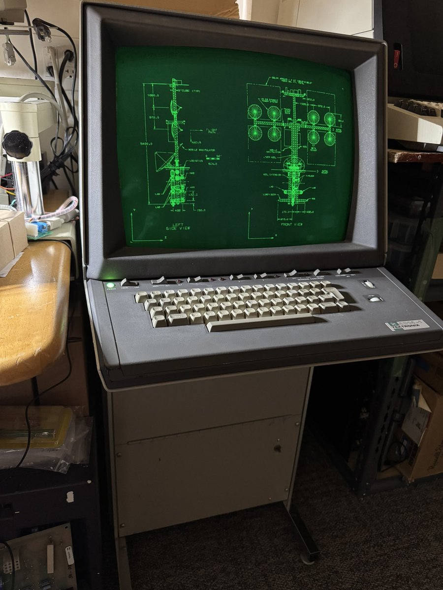 ArcadeFever's tweet photo. Finally restored one of my “grail” terminals I bought as broken 8 years ago.  This was top of the line graphics in 1976 and still stunning today! https://t.co/KXXHzX20Xn
