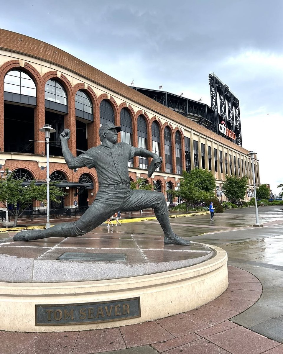 AguilaPica's tweet photo. La industria del béisbol ⚾ se ha mantenido en dos tipos de personas, los progresista, avanzados y los que se quedaron frizado en los 80s, estos últimos soñando siestas  entre muchas historias y el #YoFui, por fortuna esto no se detiene #NoLEBajes https://t.co/DOHdZdhjuM