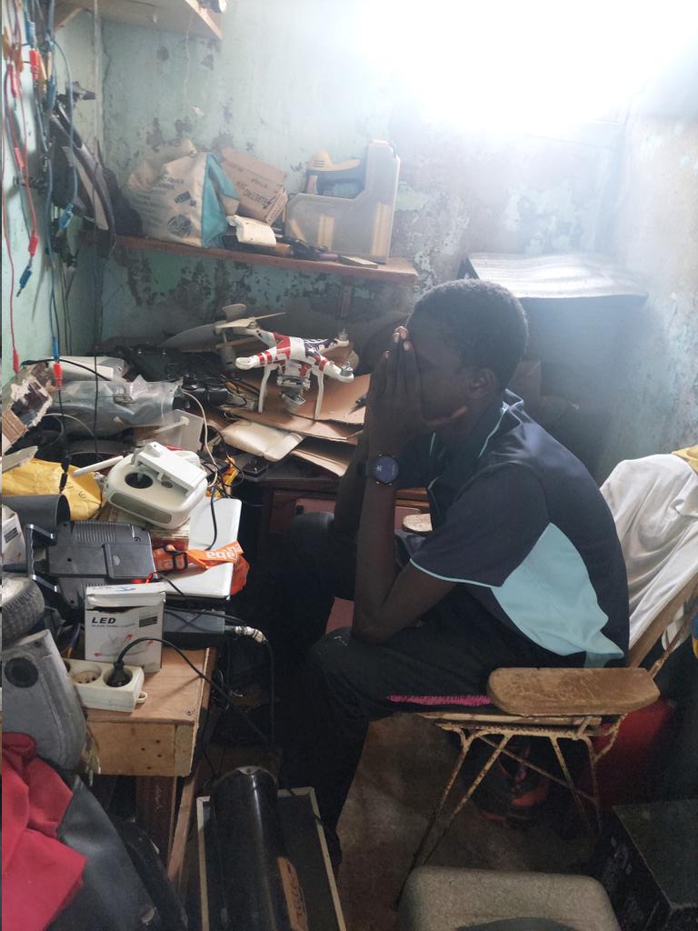 Mouhamadou23294's tweet photo. Tout a commencé ici, dans ce petit labo de 2m².
Je séchais les cours au lycée pour apprendre l'électronique, l'aéronautique, la mécanique et donner vie à mes idées. Aujourd’hui, ce rêve prend son envol avec nos drones. 🚀 #Innovation #MadeInSenegal https://t.co/Pxcx3fzIW8