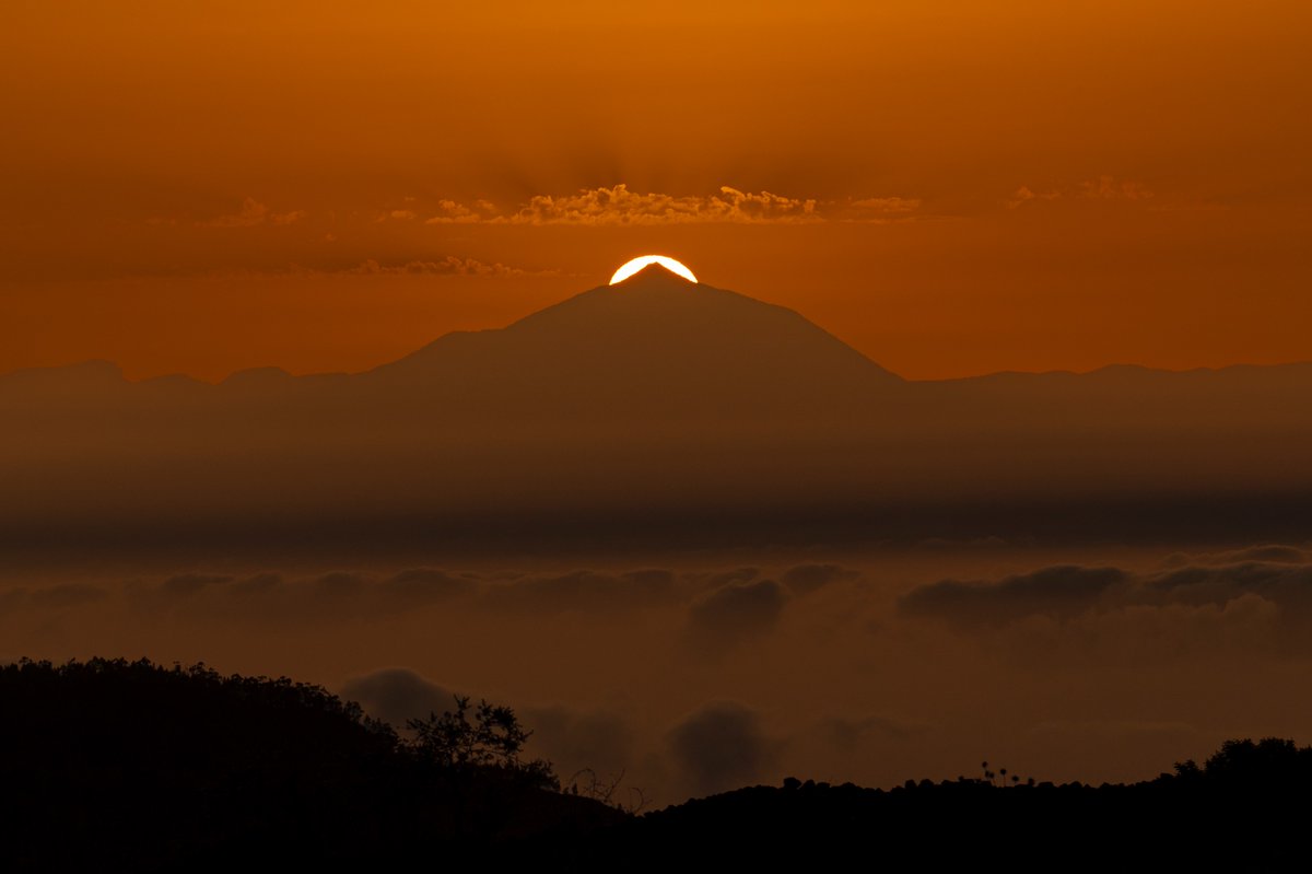Mar de nubes y el sol poniéndose justo por detrás del pico del Teide.

📍 Desde Gran Canaria.