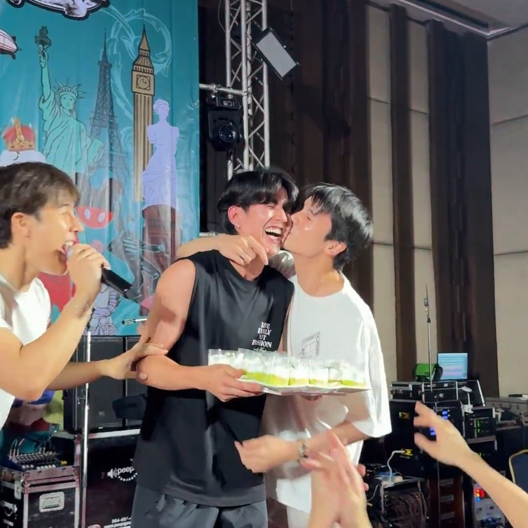 bbochen_'s tweet image. gue akan bikin akun ini penuh dengan jimmysea ciuman 😊😊😊😊