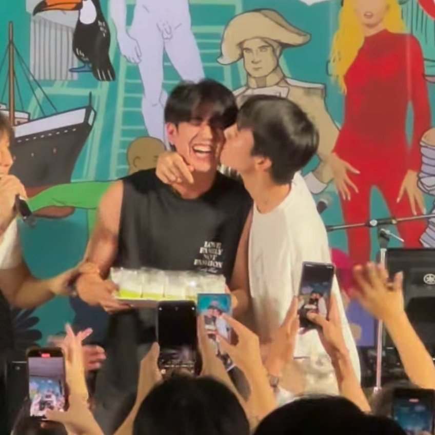 bbochen_'s tweet image. gue akan bikin akun ini penuh dengan jimmysea ciuman 😊😊😊😊