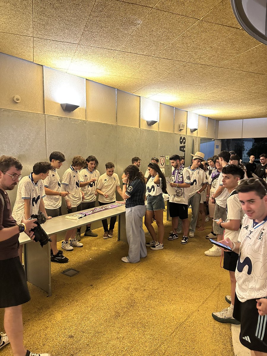 SergioFFerra's tweet photo. Han perdido en el quinto mapa después de llevar casi 12 horas en el Venue.

Lejos de irse rápido, han decidido quedarse para agradecer a todos los fans el apoyo y el desplazamiento. Ha salido de ellos el salir a ver a todos. 

Que orgulloso estoy de estos chavales 💙 https://t.co/N3zkUA7mmy