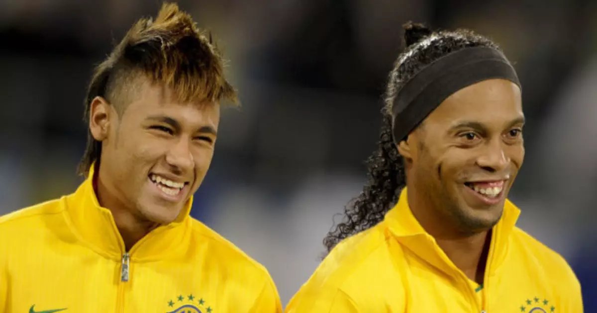 Ah mas ele tem Copa, ah ele tem Bola de Ouro, IRMÃO ACORDA

O Ronaldinho é craque sim, mas ele NUNCA JOGOU MAIS BOLA QUE O NEYMAR

ACORDA PORRA!!!!