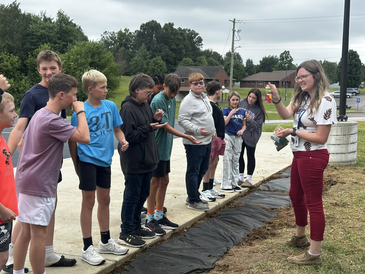 Mrs. Pickerell’s Agriculture classes are learning how to peoperly prepare and plant flowers. Her  students planted zinnias to beautify school grounds! #BruinsLeadtheWay