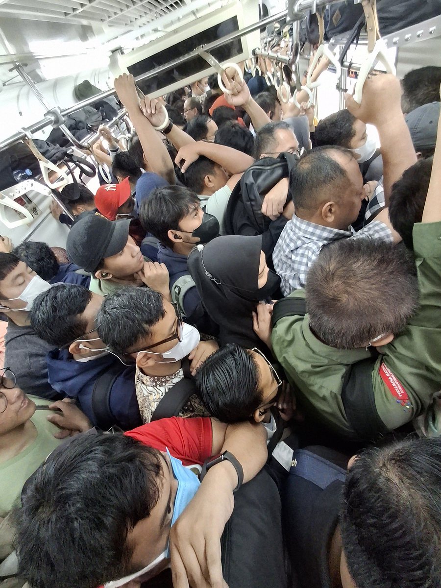 Meanwhile keseharian orang Bintaro yang kerja di Senayan dengan take home pay sepersepuluhnya Nafa Urbach: