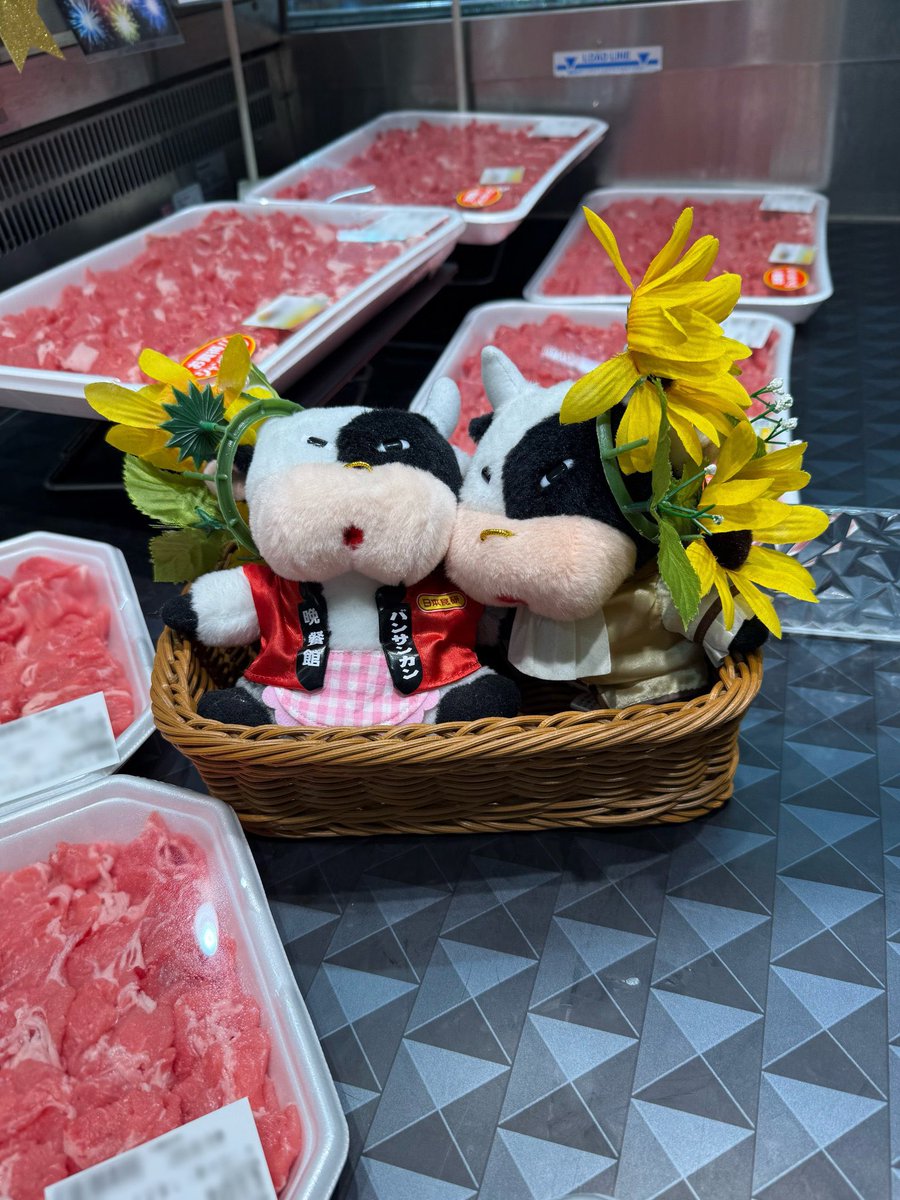 スーパーにて　ひんやりする場所で頑張ってお肉を売っている晩餐館の牛2匹