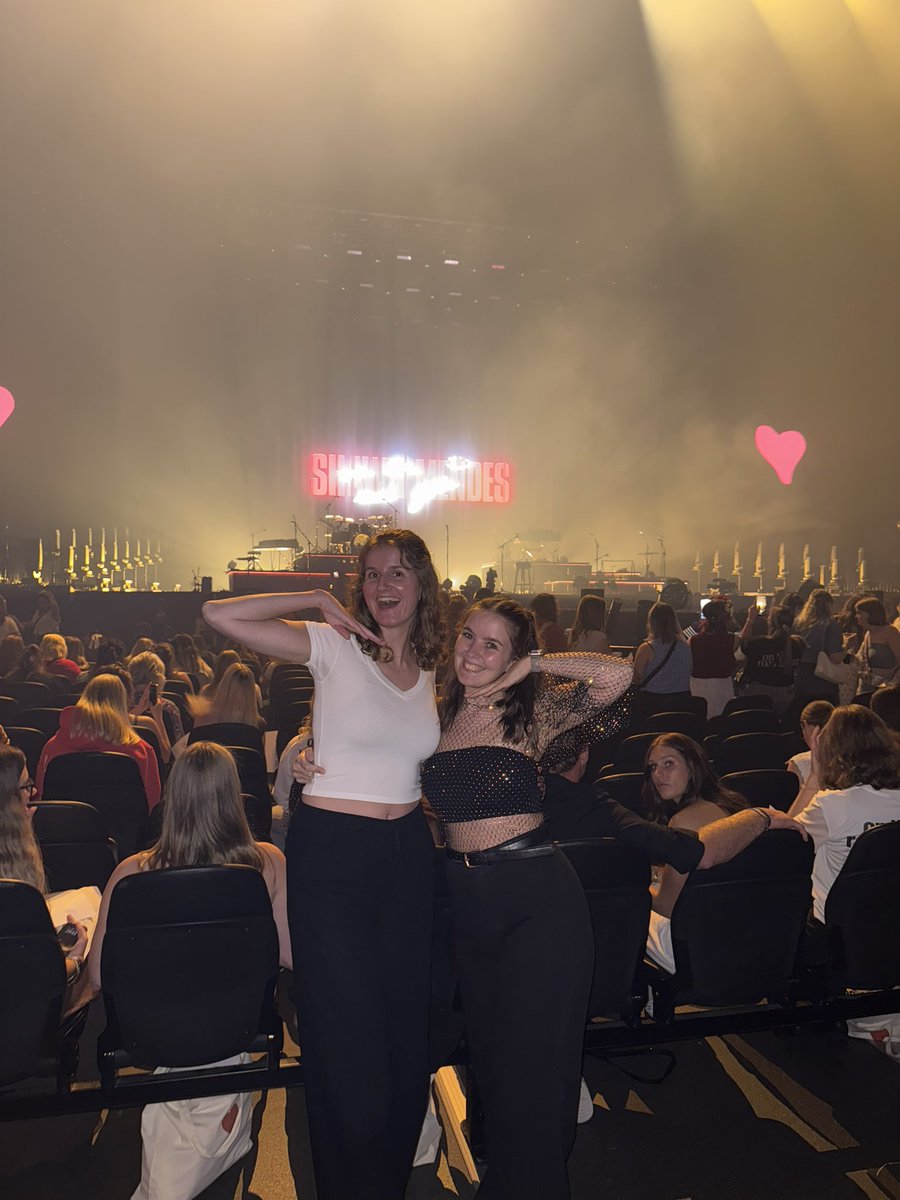actlikeulovehim's tweet photo. i’m so thankful for today and for the last few days @ShawnMendes 🫶🏼 !! please don’t make us wait 6 years again #OnTheRoadAgainAmsterdam https://t.co/fKBPDdFIgc