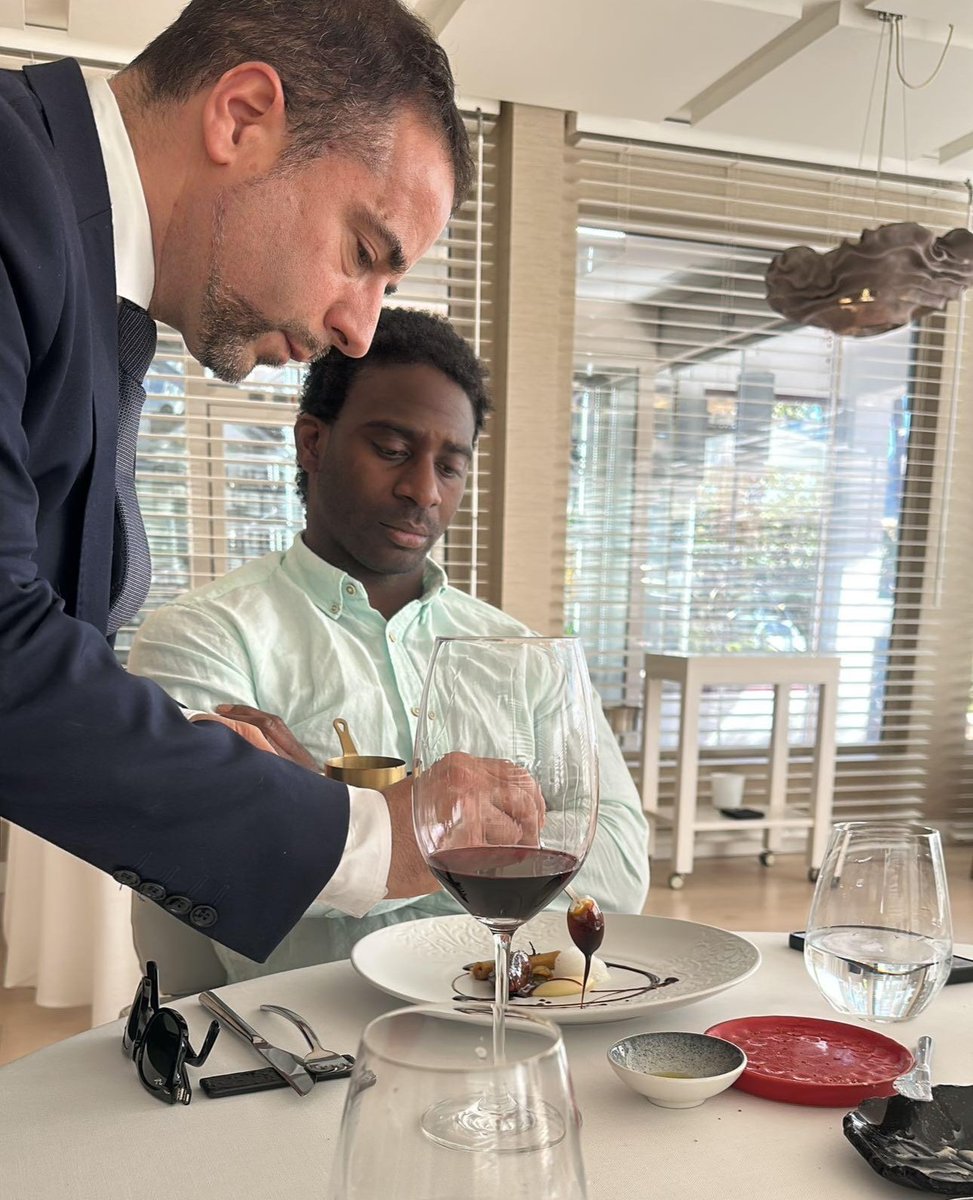 Comienza la función en la sala donde el comensal es autor de una experiencia única en su paladar!

The show begins in the dining room where customers can enjoy a unique experience for their palate!

#maitre
#sommelier
#wineservice
#restaurant