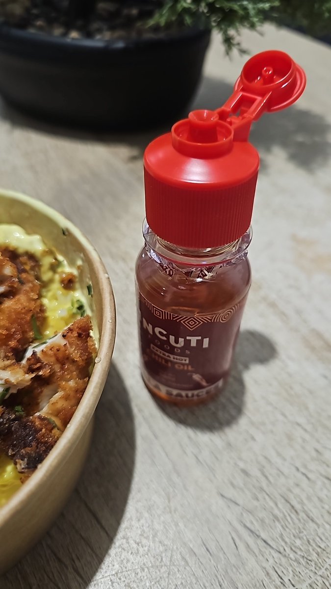 mulafe12e's tweet photo. Dear @SinaRwanda, we ❤️🔥 your #Akabanga—but let’s be real: its biggest enemy? The leaking cap!

I’ve known this pepper for a while and they have a revolutionary cap: 2 drops, zero leaks. 🙌

Time to reinvent the Akabanga experience? 👀✨

@incutifoods https://t.co/VHJ459HkBD