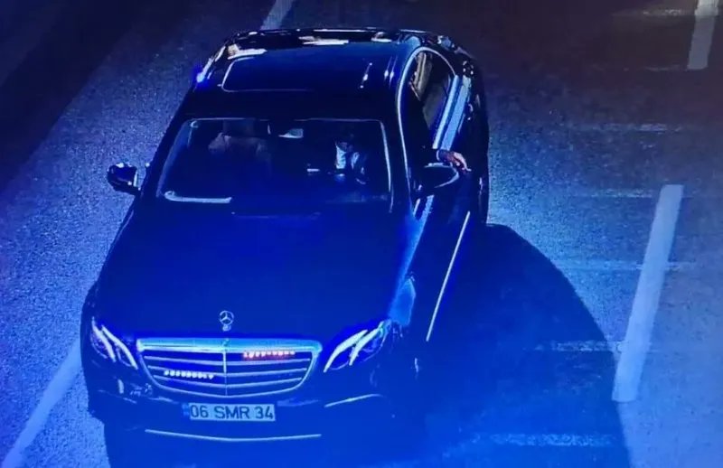 ✍️BİR MEMLEKET MESELESİ OLARAK ÇAKAR
Son operasyonda tutuklanan tartışmalı ilişkilere sahip kadın avukatın otomobiline ait fotoğrafmış.

Milyonlarca liralık  lüks bir araç. Para nasıl kazanılmış, nasıl bir değer üretilmiş de bu insanlar bu denli servetin içinde yüzer olmuşlar