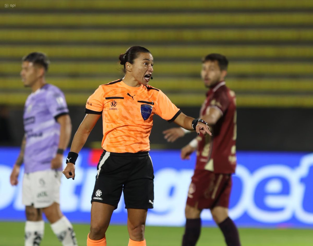 📌 ¿Quién es Edina Alves?

Hoy fue criticada por ser mujer y árbitra. Lo que muchos no saben es que tiene un recorrido que ningún hombre del fútbol local puede igualar. Hizo historia en Brasil, Sudamérica, la FIFA y hasta la UEFA. Abro hilo sobre su carrera 👇