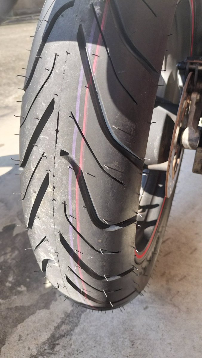 moto_carina's tweet photo. 昨日、やっとタイヤ交換完了!
リアが140/60-17から140/70-17になったので、泥除けとのクリアランスが明らかに小さくなったのと、足つき悪くなった🤣のを実感!
週末、名栗〜東秩父にツーリングなので、今夜あたり皮むきしなきゃ💦
#ジクサー #gixxer #irc #rx02 https://t.co/K9DkDfGG7U