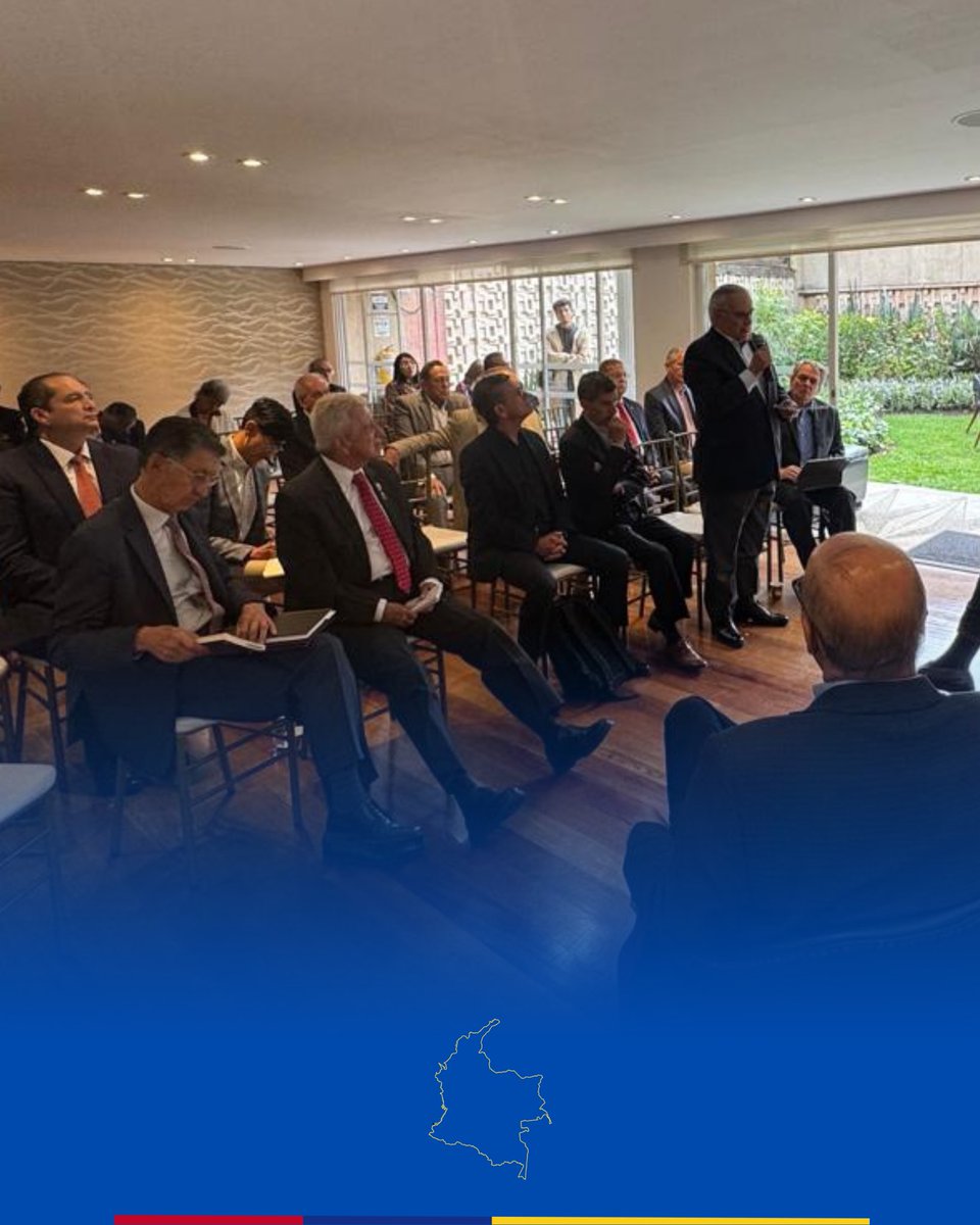 De la mano de nuestras Fuerzas Militares vamos a recuperar el control de los territorios que hoy están en manos de los grupos armados ilegales.

Me reuní con más de 30 miembros del Cuerpo de Generales y Almirantes en retiro de las Fuerzas Militares (CGA), presidido por el