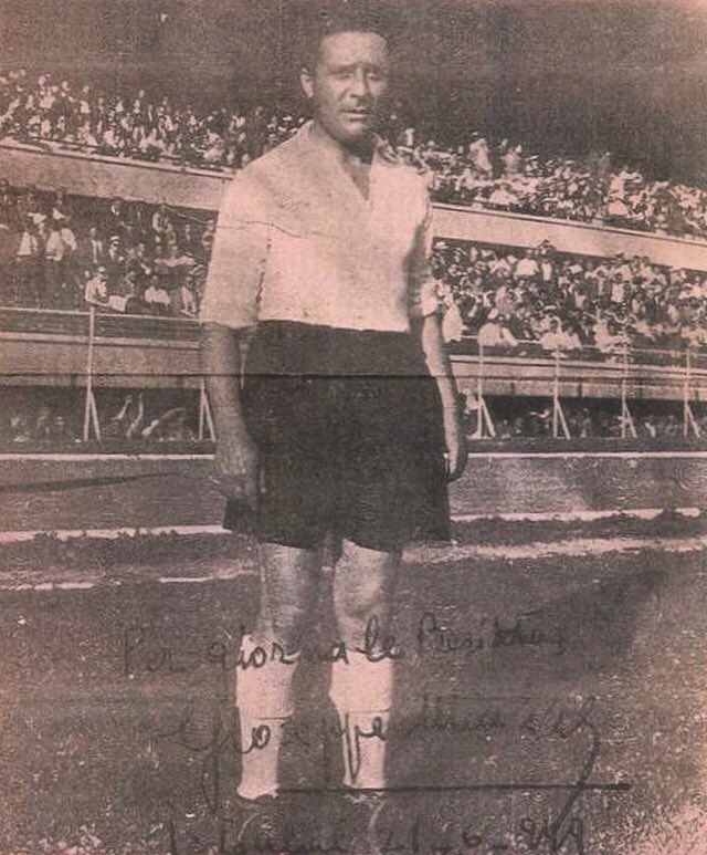 NOSTALJİ| (1949)
Beşiktaş Teknik Direktörü Giuseppe Meazza, Beşiktaş forması ile İnönü Stadı’nda.