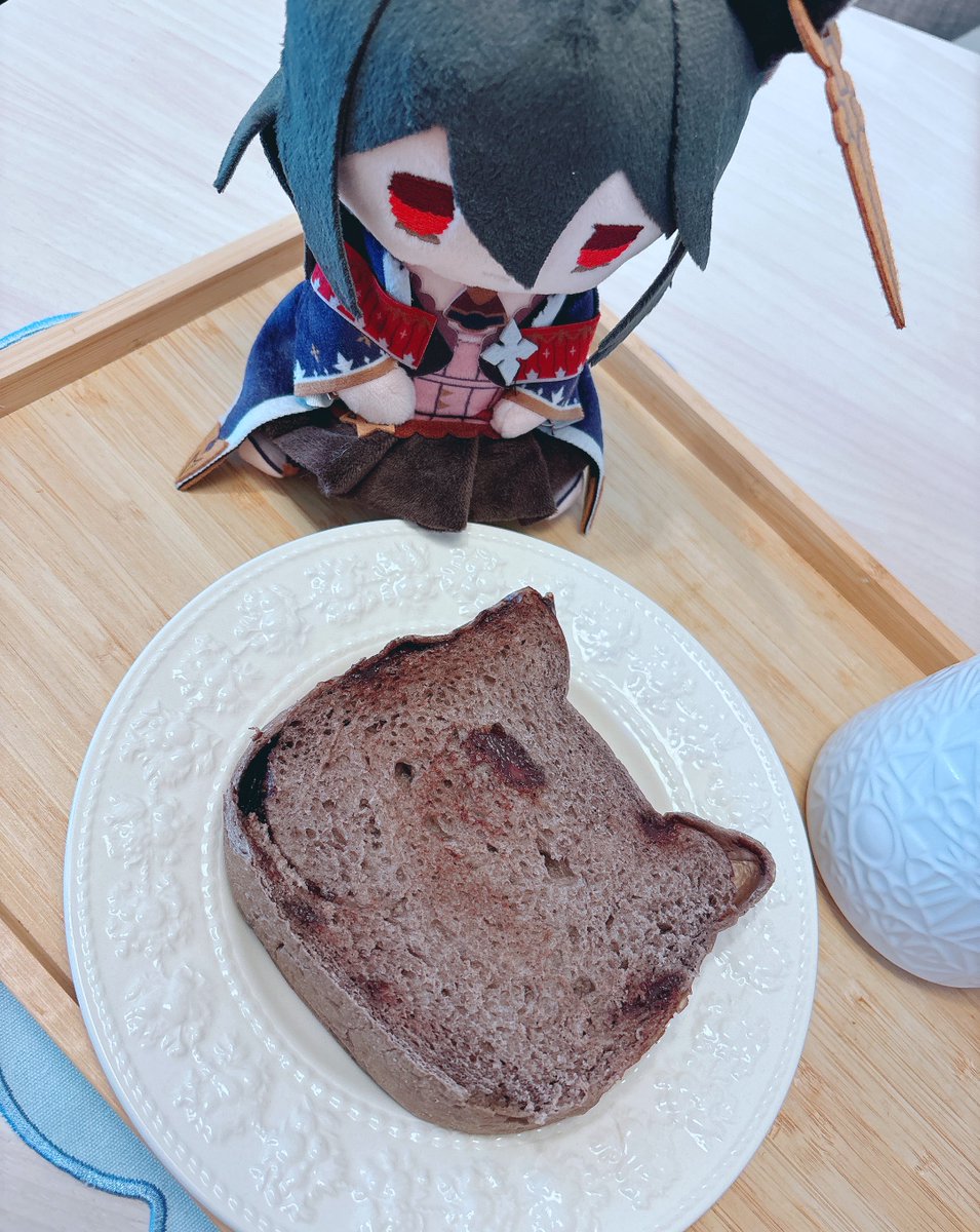 ニーアちゃん、ねこちゃんのパンだよ🐈‍⬛