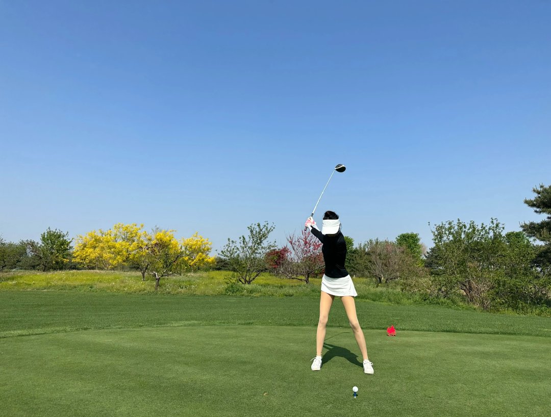 Uncommonswift's tweet image. Swinging into serenity under the endless blue skies ⛳️🌿✨