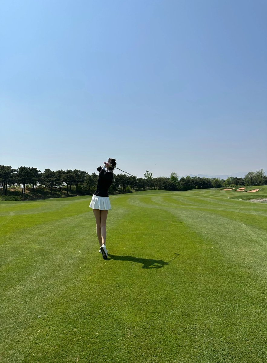 Uncommonswift's tweet image. Swinging into serenity under the endless blue skies ⛳️🌿✨