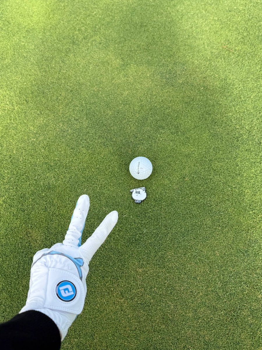 Uncommonswift's tweet image. Swinging into serenity under the endless blue skies ⛳️🌿✨