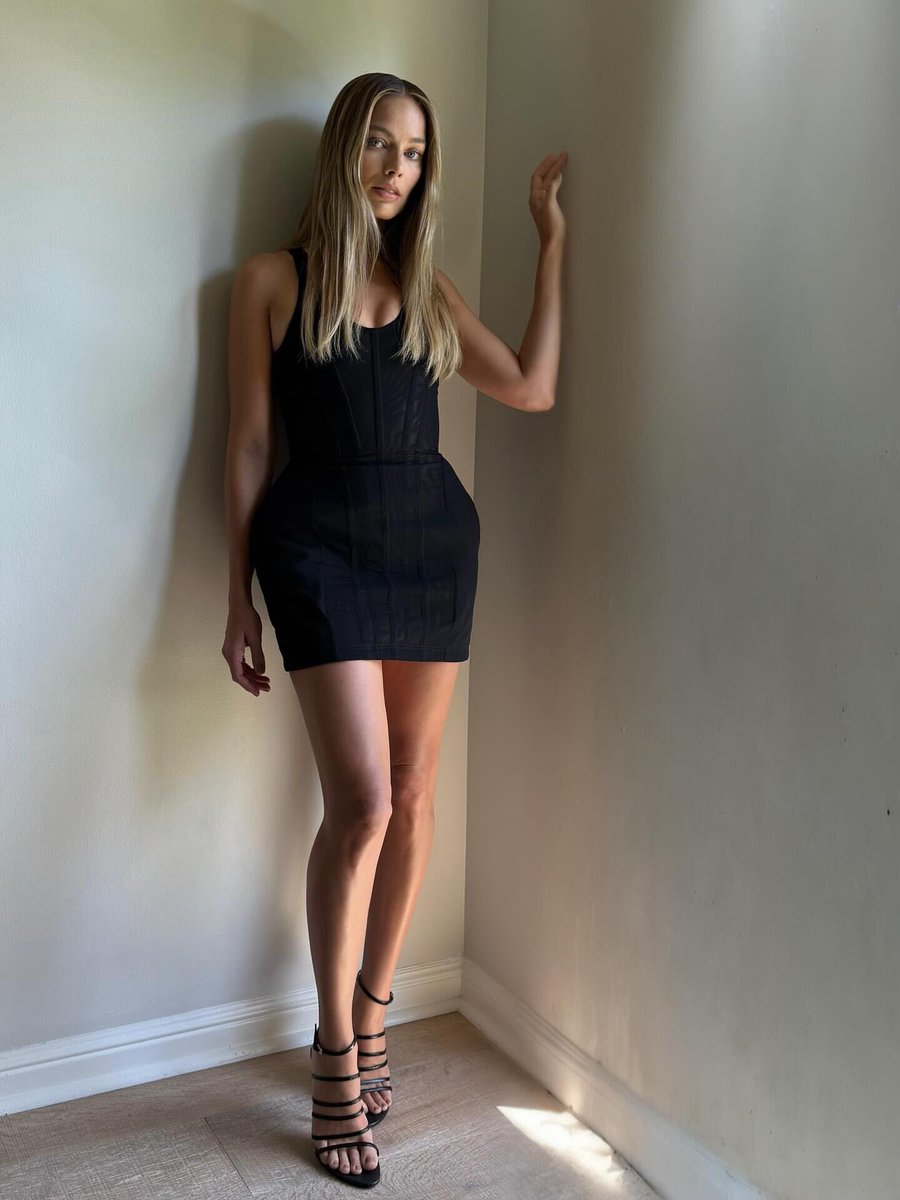 This blonde Barbie goddess is back and she’s looking hotter than ever😩 holy fuck there’s so much beta dick tugging and gooning and full fucking worshipping going to happen🤤