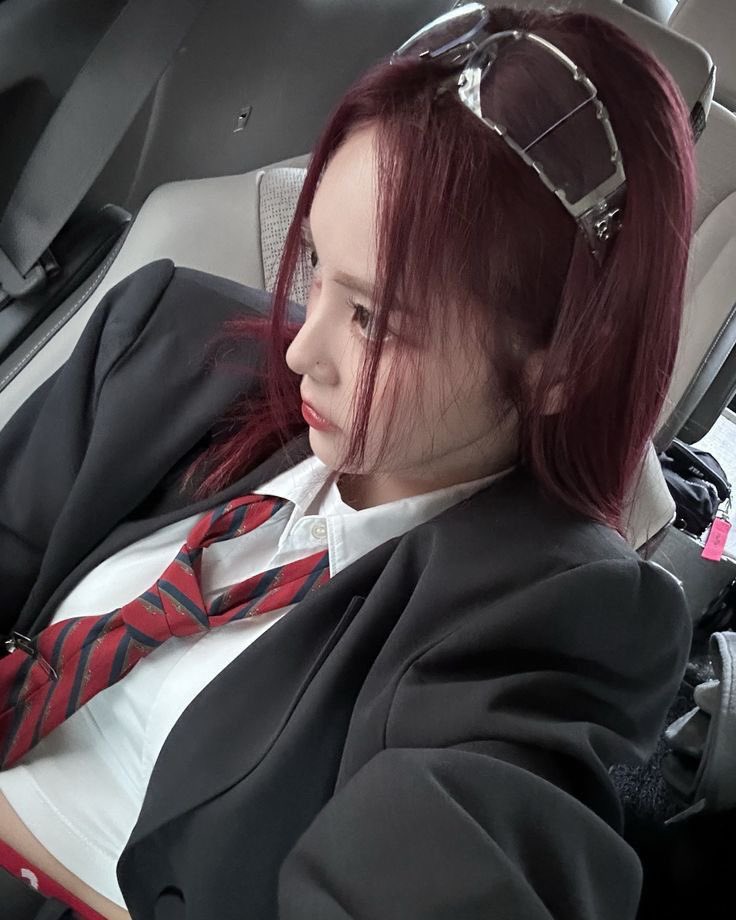 [📸] #MARCELE não acaba de chegar no Red Garden pois ainda está no carro em engarrafamento!

“Acho que o motorista é algum demônio disfarçado” — Disse ela em telefone.
 #TheRedGarden