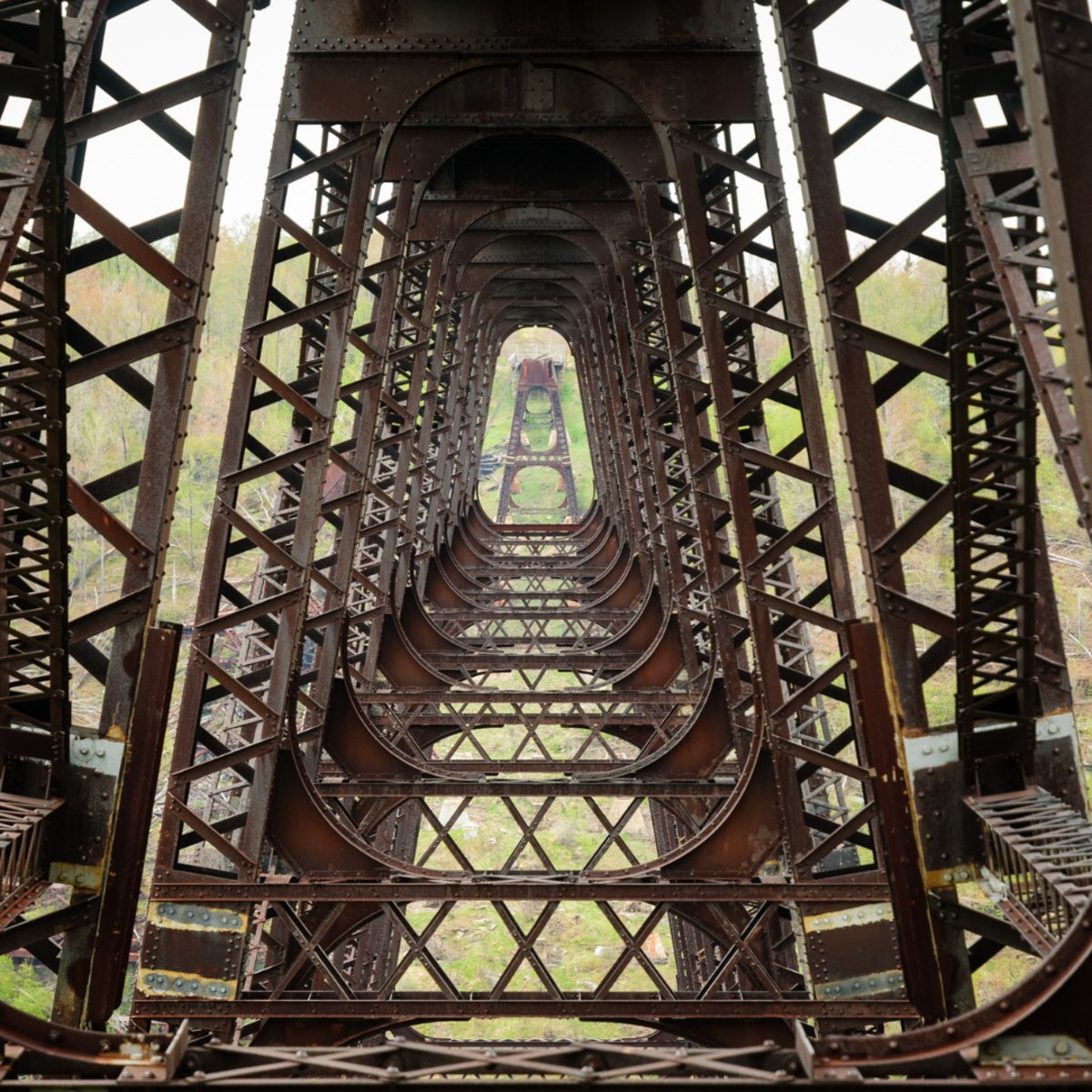 bwplusbradford's tweet image. Step into history at the #KinzuaSkywalk—once the world’s longest &amp;amp; tallest #railroadbridge, now transformed into a breathtaking walkway with sweeping #valleyviews. Just a short trip from #BestWesternPlusBradfordInn, it’s a #sight you won’t forget! 📸🌉  bit.ly/2OZP6up