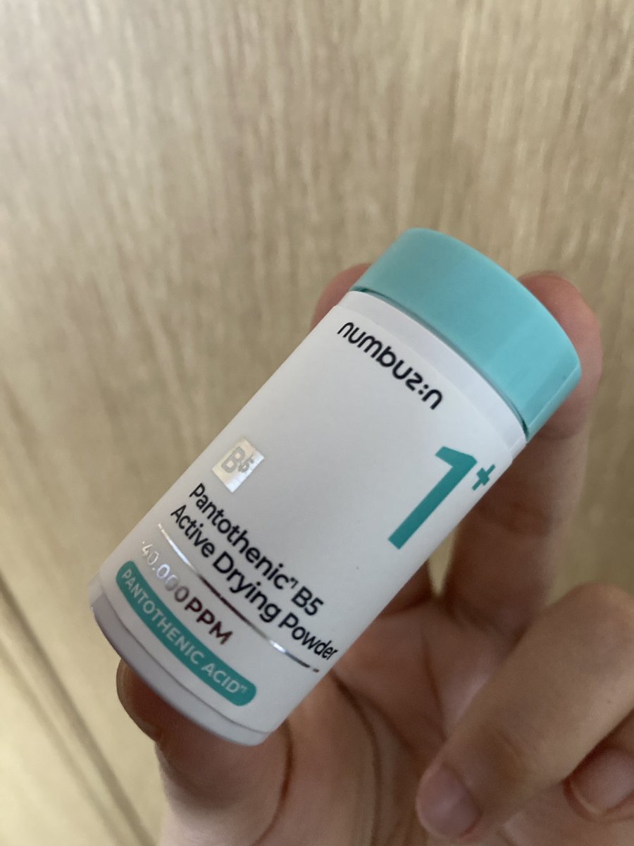 今年に入ってから生理前にポツポツニキビが出るのに悩まされてたんだけど、
肌ラボ　薬用極潤トラブルケア化粧水と
ナンバーズインのパンテノールパウダーの組み合わせで解決した！
トラブルケア化粧水でニキビできにくく、できてもパンテノールパウダーをニキビにちょこんとつけると綺麗に治る